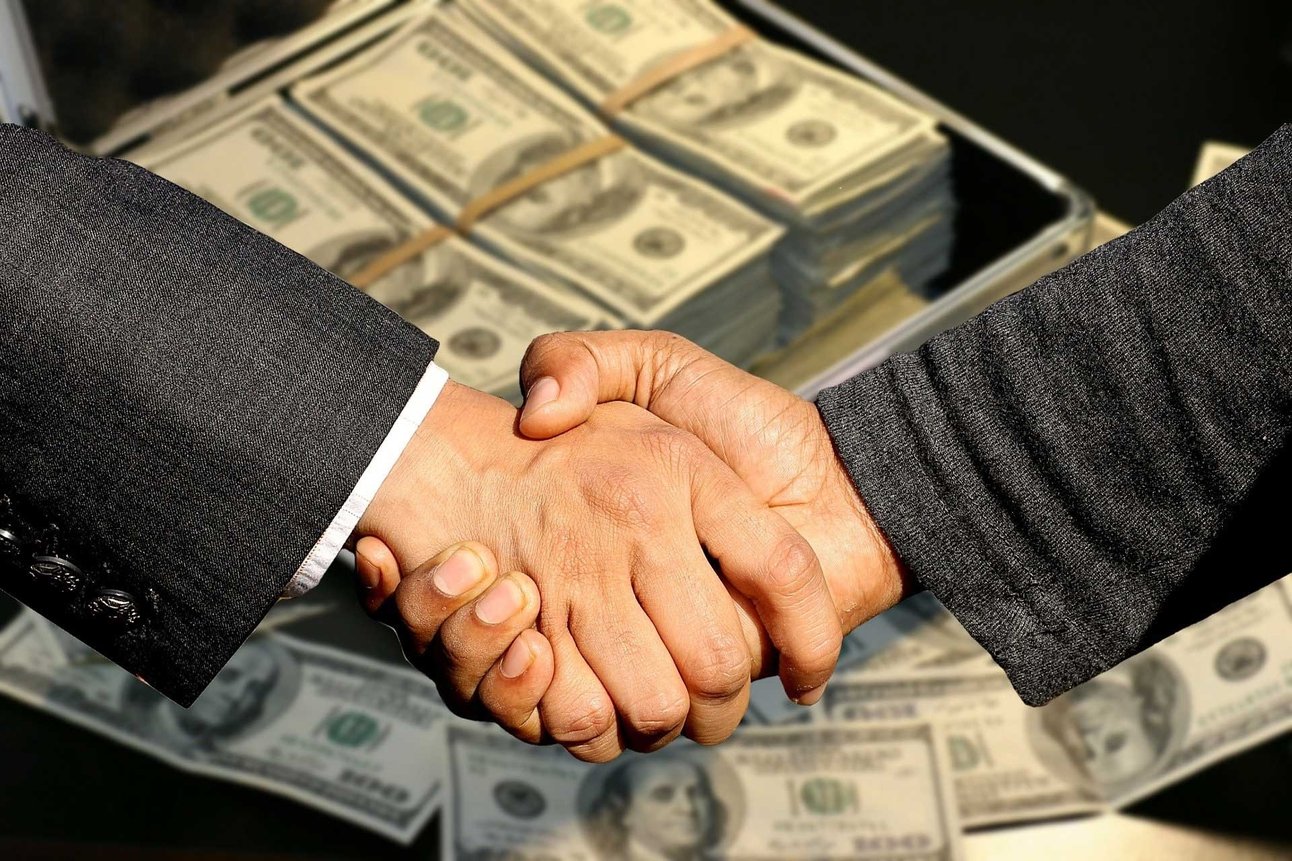 2021817154556945_handshake.jpg