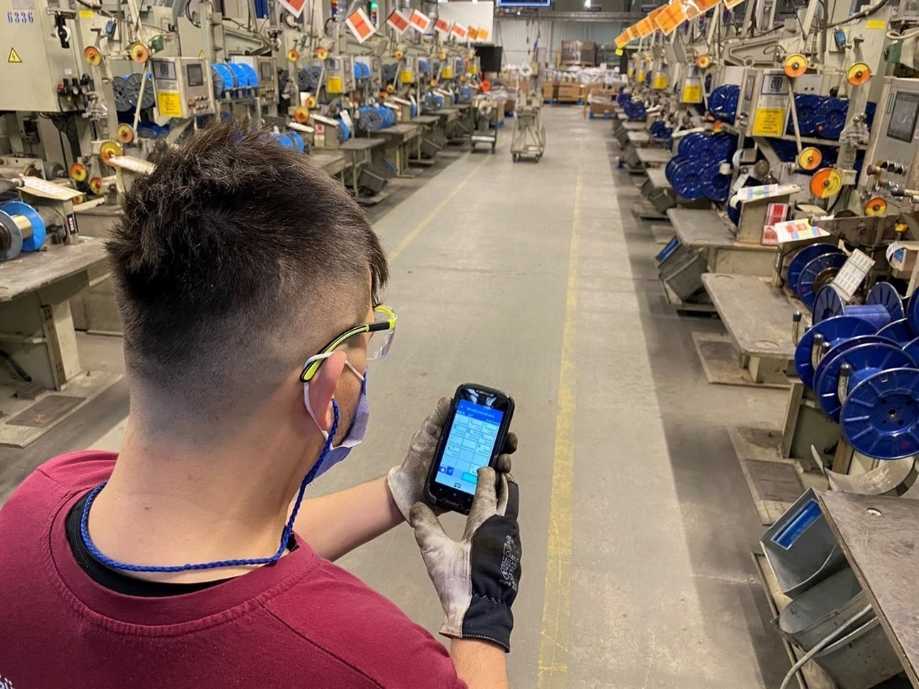2021914162351310_bekaert-foto-2-operator-with-handheld-device.jpg