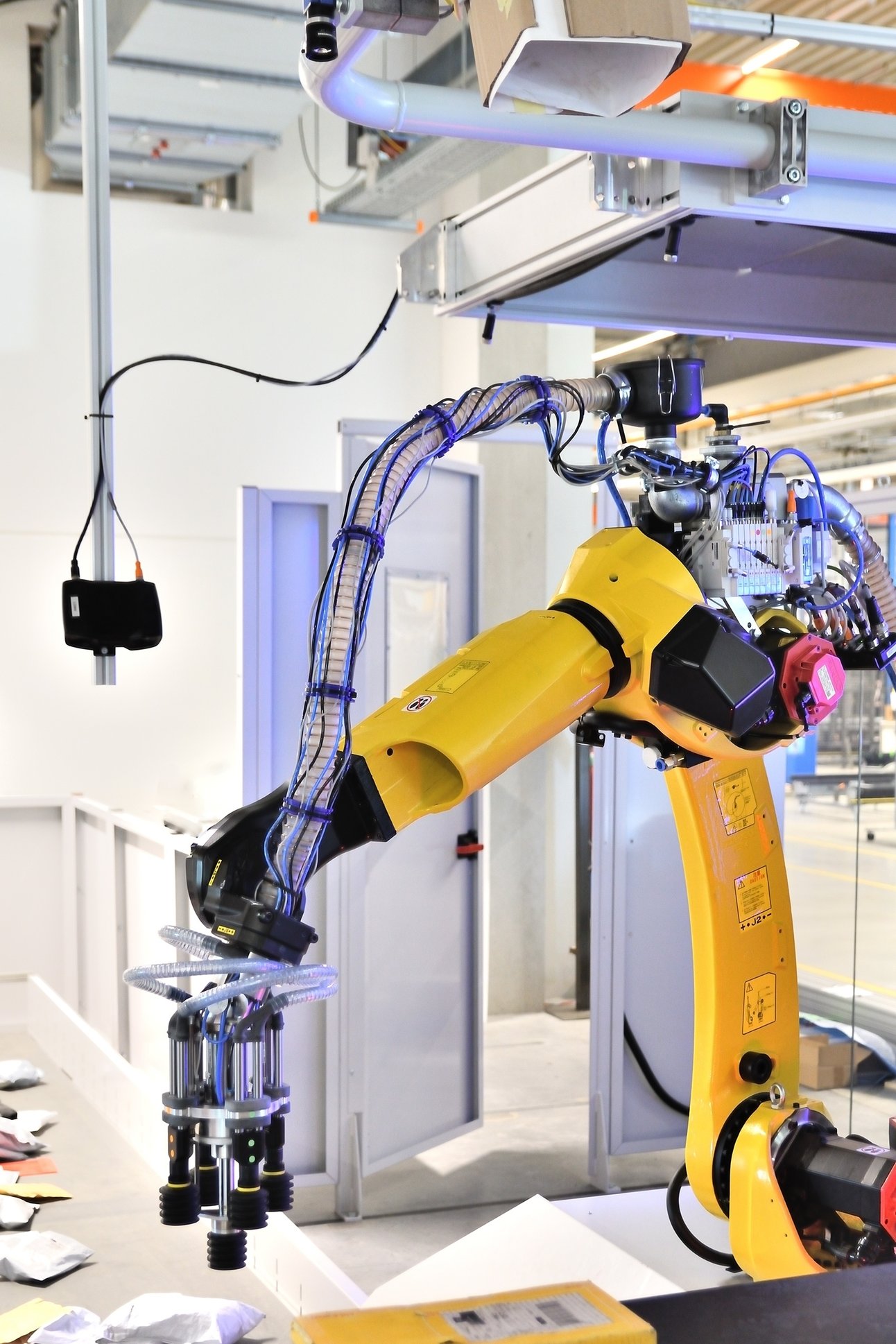 20221025145854198_vanderlande-robotic-small-item-picker.jpg