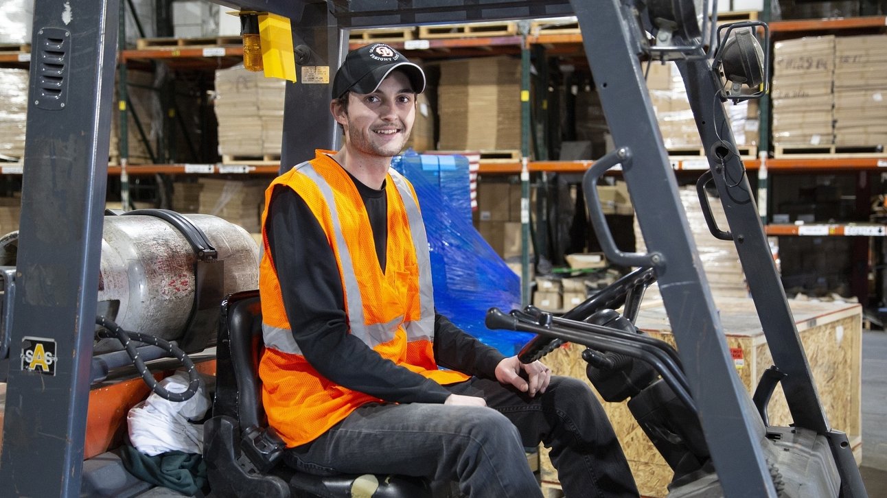 2022117115010428_forklift-gbfd7ad36e-1920.jpg