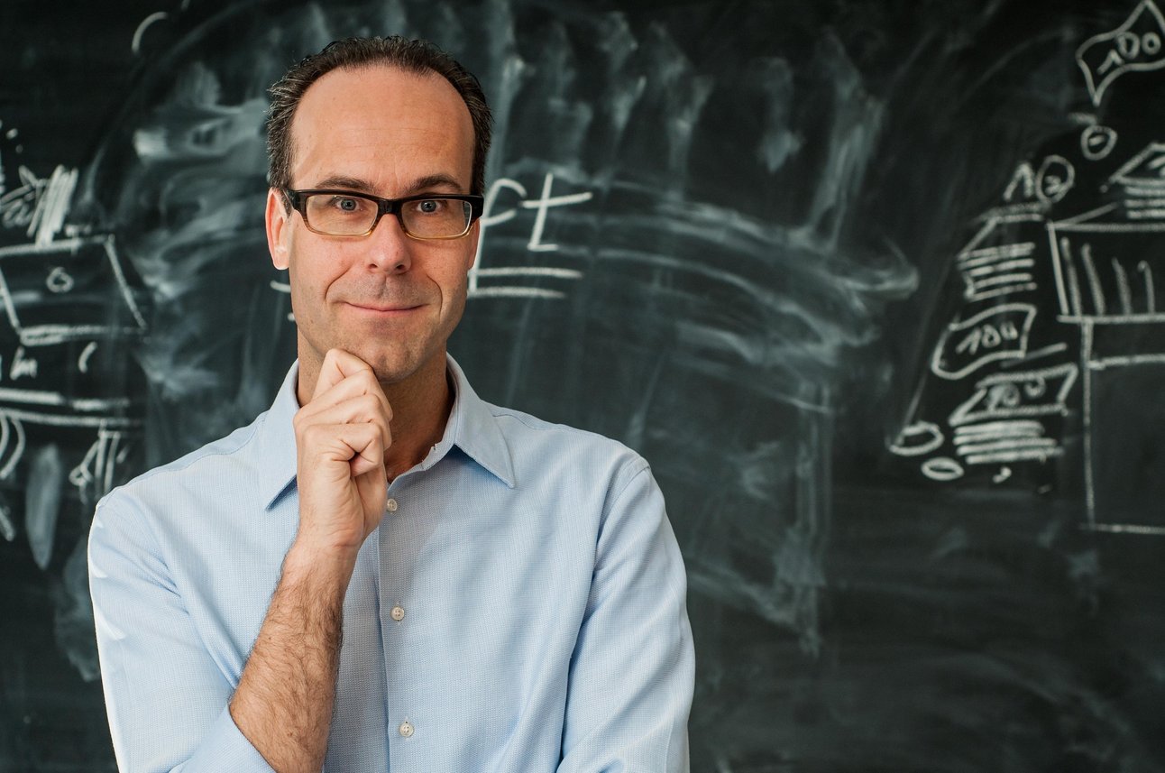 20221271283363_foto-1-frank-piller-portrait-blackboard-picture-by-marcus-gerads-rwth-aachen-1.jpg