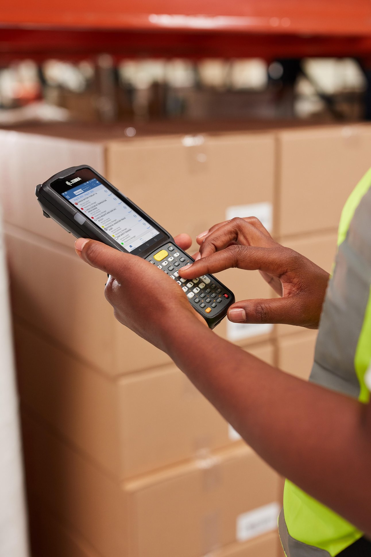 202253114448691_warehouse-photography-application-aisle-close-up-mc3300-brick-2.jpg