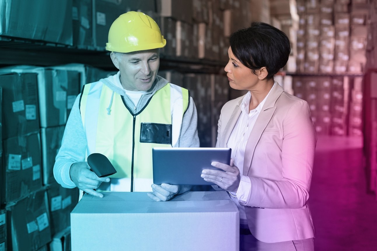 202261011717869_warehouse-worker-scanning-box-with-manager.jpg