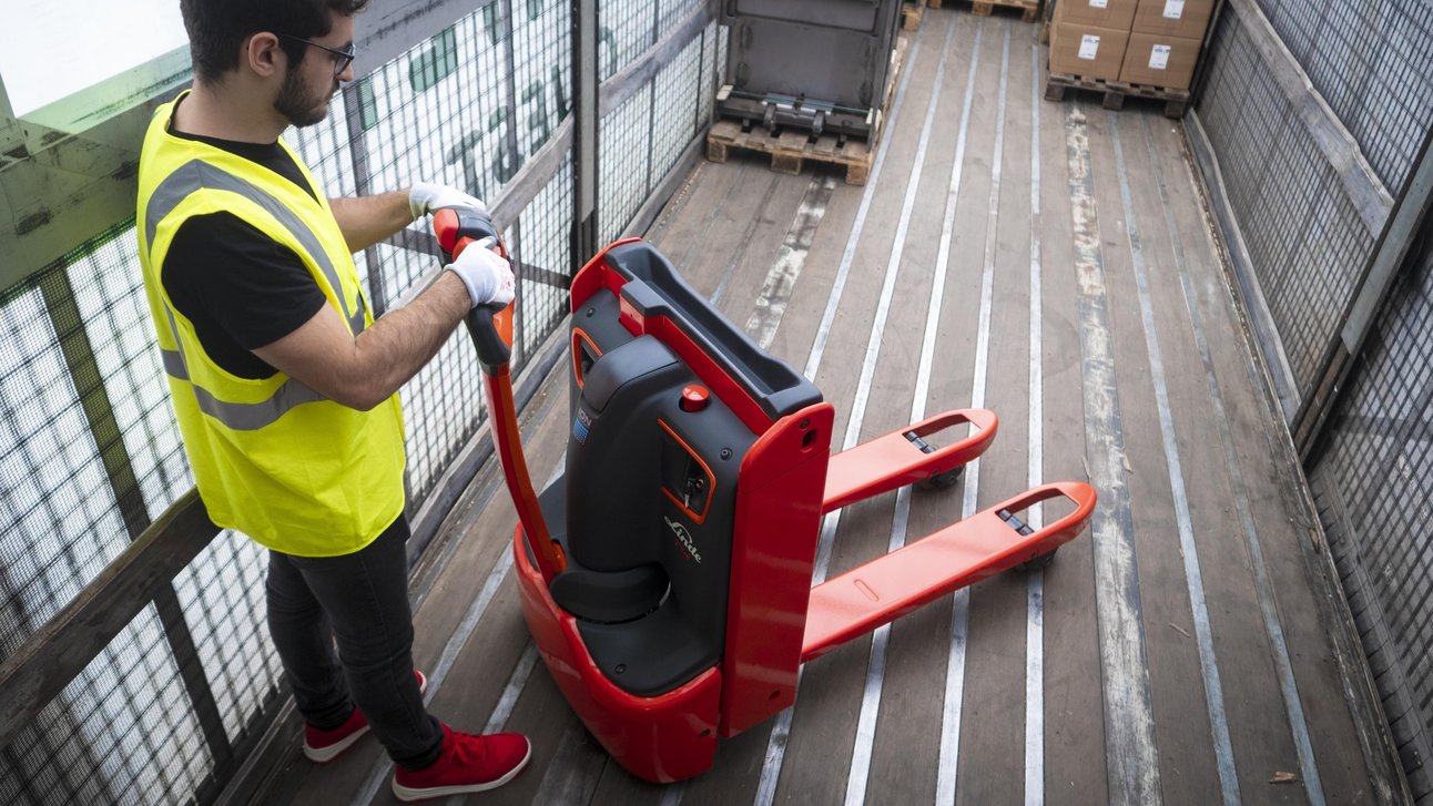 2022818145925283_elektrische-transpallet-linde-t14-t20-met-compact-batterijcompartiment-2.jpg