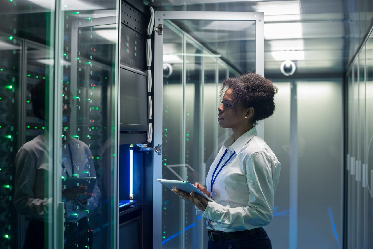 KN vrouw in server room