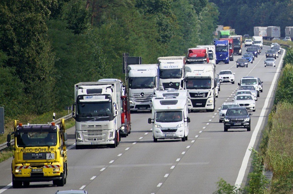 Vrachtwagens op snelweg